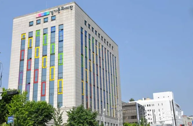 경기도 공립 뮤지엄들의 독립 운영과 유료화 전환