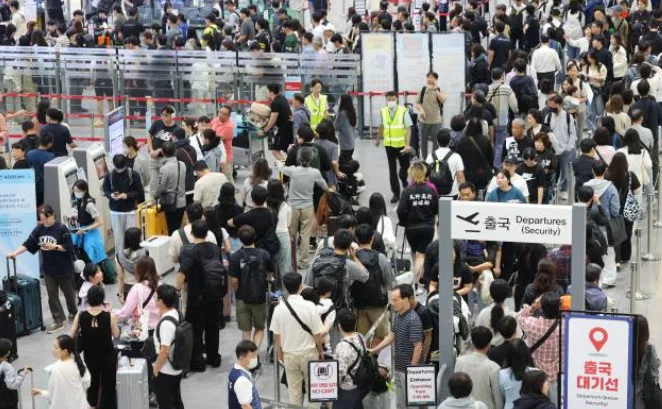 외국인 관광객 급증 - 김해공항 데이터로 보는 관광산업
